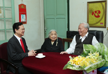 ທ່ານນາຍົກລັດຖະມົນຕີຫງວຽນເຕິ໋ນຢຸງຢ້ຽມຢາມອະດີດປະທານປະເທດເລດຶກແອງ